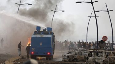 Miles de migrantes cruzaron durante la noche desde Marruecos al enclave español de Ceuta, en el norte de África, según informó una fuente policial el 31 de julio, justo cuando el presidente del Gobierno, Pedro Sánchez, se preparaba para llegar para gestionar la última crisis migratoria en la frontera.