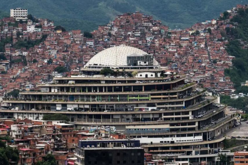La Policía Nacional Bolivariana tiene su sede administrativa dentro de las instalaciones del Helicoide y comparte el recinto con la policía política
