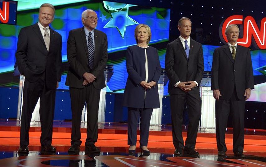Los candidatos presidenciales Jimm Webb, la exsecretaria de Estado Hillary Clinton, el exgobernador de Maryland Martin OMalley y el exgobernador de Rhode Island Lincoln Chafee en el debate presidencial Demócrata en Wynn en Las Vegas, Nevada.(EFE) 