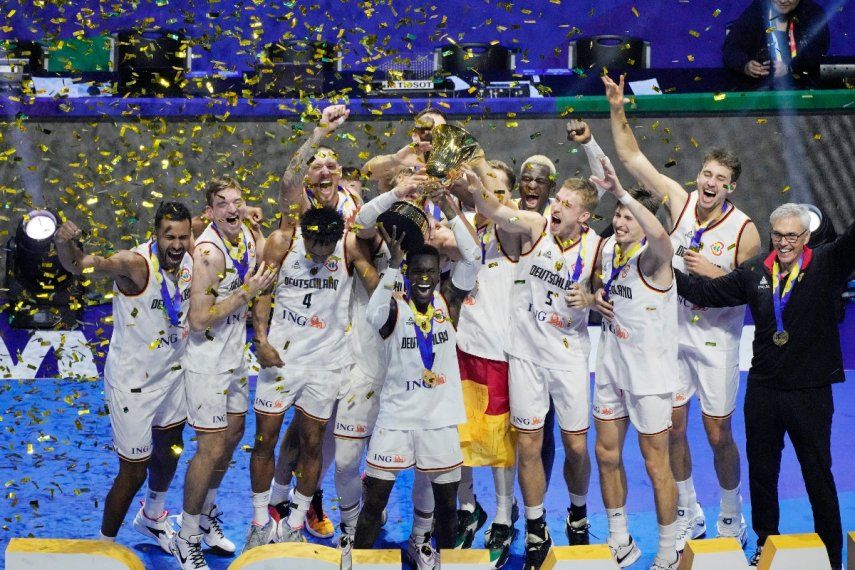 Los jugadores de Alemania celebran tras coronarse campeones del Mundial de baloncesto, el domingo 10 de septiembre de 2023, en Manila. Vencieron a Serbia en la final.&nbsp;