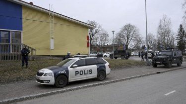 Policías en el lugar de un tiroteo en la escuela Viertola de Vantaa, Finlandia, el martes 2 de abril de 2024. Varias personas resultaron heridas y un sospechoso estaba detenido, según la policía. 