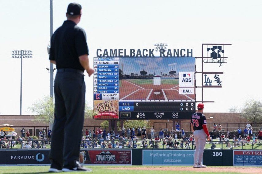 La pantalla muestra el sistema de Golpe Automatizado de Bola (ABS) durante un desafío de los Dodgers de Los Ángeles en la primera entrada del partido de la MLB contra los Guardianes de Cleveland en Camelback Ranch el 11 de marzo de 2025 en Glendale, Arizona.&nbsp;
