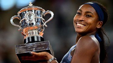 La estadounidense Coco Gauff sostiene el trofeo tras ganar la final individual femenina del Abierto de Francia contra la bielorrusa Aryna Sabalenka, en la cancha Philippe-Chatrier del complejo Roland-Garros de París, el 7 de junio de 2025.&nbsp;