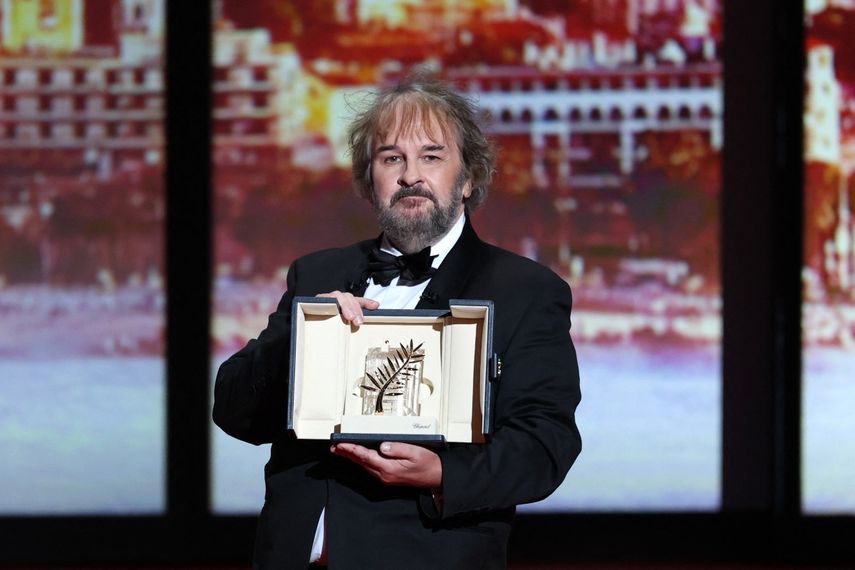 El director, guionista y productor neozelandés Peter Jackson recibe su Palma de Oro Honorífica en el escenario durante la ceremonia de inauguración de la 79ª edición del Festival de Cine de Cannes, en Cannes, al sur de Francia, el 12 de mayo de 2026.&nbsp;