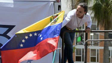 La líder opositora venezolana María Corina Machado saluda a sus partidarios durante una manifestación para protestar por los resultados de las elecciones presidenciales, en Caracas, el 3 de agosto de 2024.&nbsp;