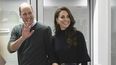 Parte de la familia real británica -el príncipe William, y su esposa Kate, princesa de Gales- se reúne con el personal del nuevo Hospital Universitario Royal de Liverpool, en Inglaterra, el jueves 12 de enero de 2023.