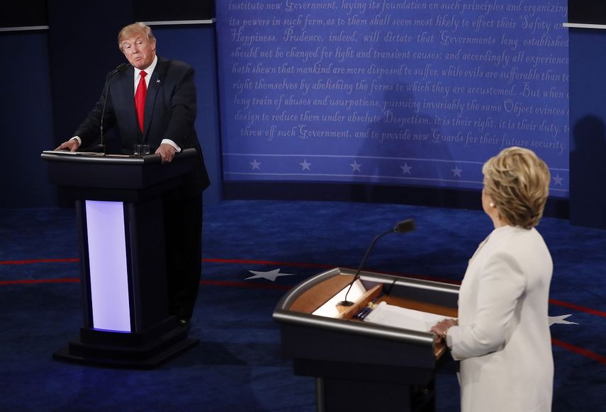 El candidato por el partido Republicano Donald Trump (i) y su rival demócrata Hillary Clinton (d) participan en el debate presidencial este 19 de octubre de 2016, en la Universidad de Nevada en Las Vegas.