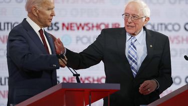   El exvicepresidente Joe Biden, izquierda, y Bernie Sanders, senador por Vermont, conversan durante un debate de aspirantes a la candidatura demócrata a la presidencia, el jueves 19 de diciembre de 2019, en Los Ángeles. Archivo  