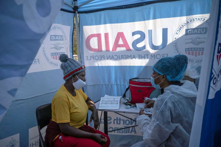 En esta fotografía del 2 de julio de 2020, la enfermera Nomautanda Siduna, derecha, habla con una paciente VIH positivo en una clínica móvil en Ngodwana, Sudáfrica.