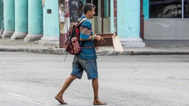 Un mendigo camina por una calle de La Habana para recolectar dinero de los conductores de coches, el 15 de julio de 2025.
