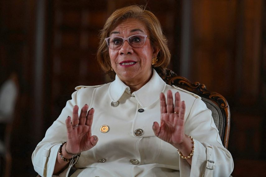 La canciller colombiana, Rosa Yolanda Villavicencio, gesticula durante una entrevista con AFP en el Palacio de San Carlos de Bogotá, el 19 de septiembre de 2025.&nbsp;
