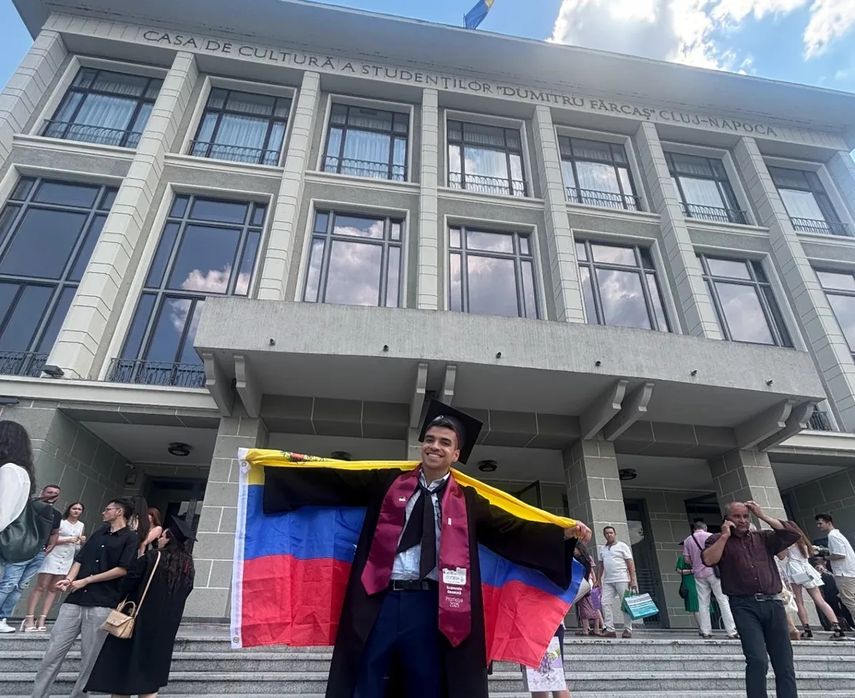 El venezolano Juan Pablo Barrios Guillén, celebrando su graduación. 