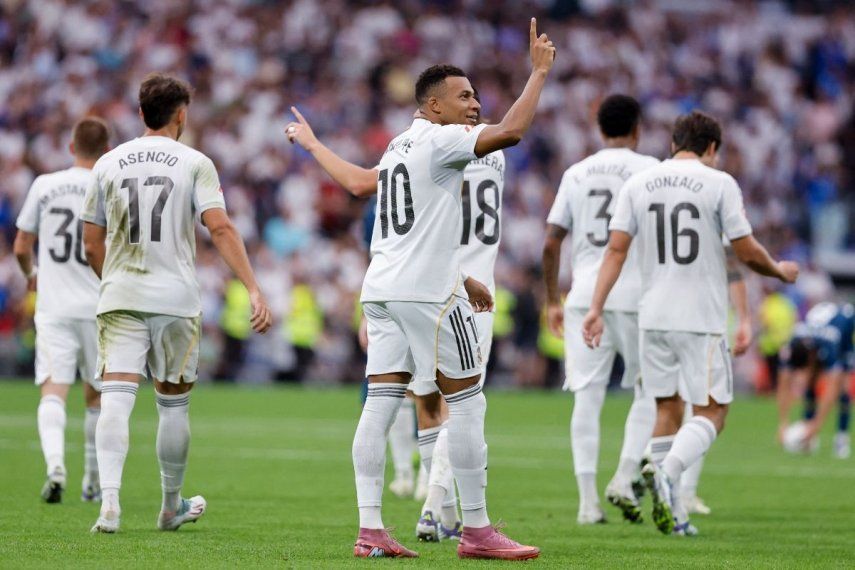 El delantero francés #10 del Real Madrid, Kylian Mbappé, celebra tras marcar su segundo gol durante el partido de la liga española entre el Real Madrid CF y el RCD Espanyol en el estadio Santiago Bernabéu de Madrid el 20 de septiembre de 2025.&nbsp;