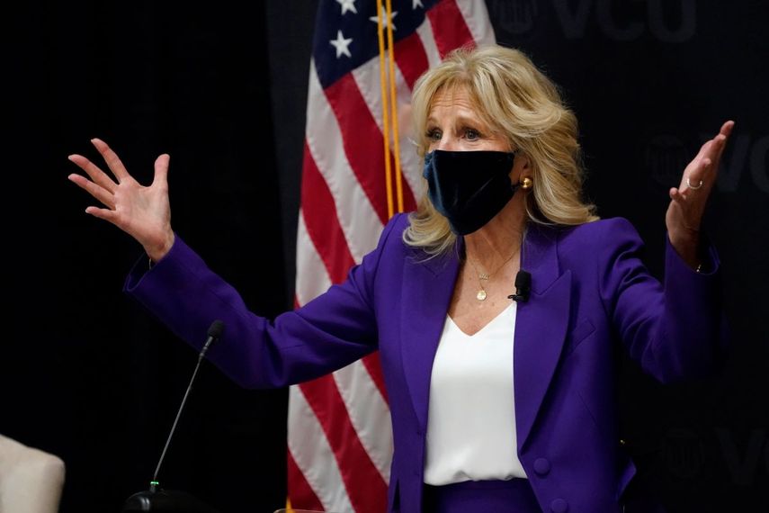 La primera dama Jill Biden hace un gesto al hablar durante una visita al centro Massey para el cáncer en la Universidad Virginia Commonwealth para una charla sobre las disparidades del cáncer en Richmond, Virginia, el miércoles 24 de febrero de 2021.&nbsp;