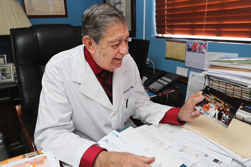 El incansable médico Manuel Alzugaray marcha al frente de la Fundación Miami Medical Team. (CORTESÍA)