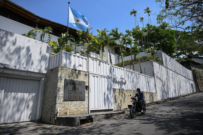 Fachada de la Embajada Argentina en Caracas
