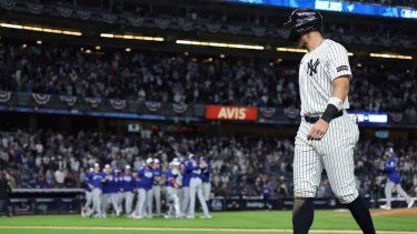 Aaron Judge #99 de los Yankees de Nueva York abandona el campo después de que los Azulejos de Toronto derrotaran a los Yankees en el cuarto juego de la Serie Divisional de la Liga Americana en el Yankee Stadium el 8 de octubre de 2025 en la ciudad de Nueva York. 