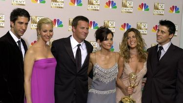 En esta foto de archivo del 22 de septiembre de 2002, el elenco de Friends, de izquierda a derecha, David Schwimmer, Lisa Kudrow, Matthew Perry, Courteney Cox, Jennifer Aniston y Matt LeBlanc posan en la sala de prensa de los Emmy Awards en Los Ángeles.