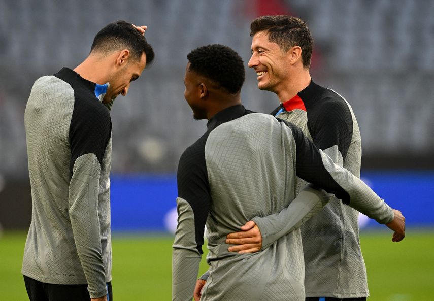 El polaco Robert Lewandowski bromea con sus compañeros Ansu Fati y Sergio Busquets