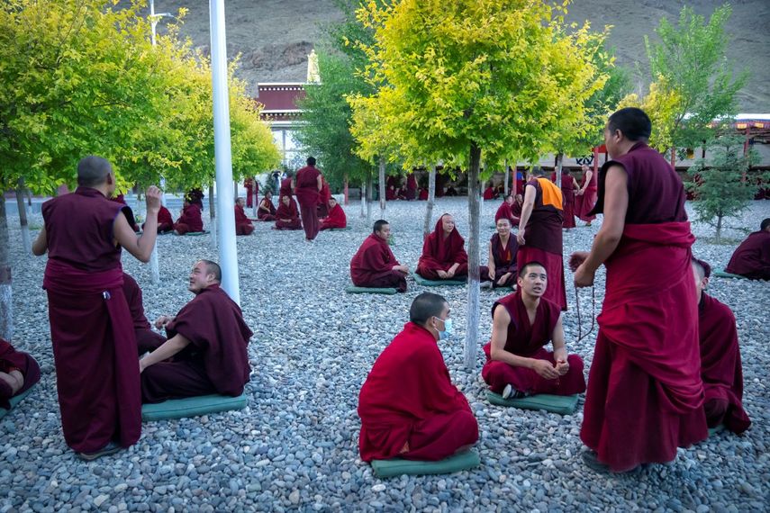 Decenas de monjes debaten en un patio interno del Colegio Budista Tibetano de Lhasa, capital de la Región Autónoma Tibetana de China.