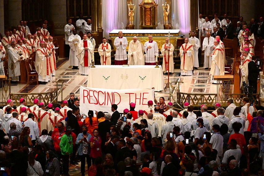 &nbsp;Los indígenas sostienen una pancarta en una protesta mientras el Papa Francisco celebra la Misa en el Santuario Nacional de Sainte-Anne-de-Beaupré en Quebec, Canadá, el 28 de julio de 2022.&nbsp;