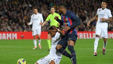 El español Ansu Fati pelea balón con el brasileño Rodrygo en el duelo del Barcelona contra Real Madrid