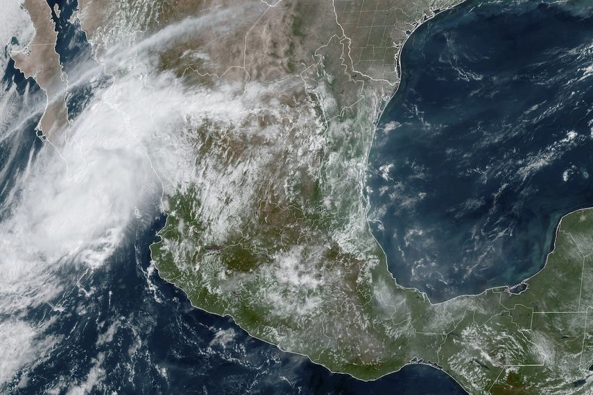 Esta imagen satelital --tomada a las 12:40 de la tarde tiempo del este de Estados Unidos el 13 de septiembre de 2024 y proporcionada por la Oficina Nacional de Administración Oceánica y Atmosférica de Estados Unidos (NOAA, por sus siglas en inglés)-- muestra la tormenta tropical Ileana en Baja California Sur, México.&nbsp;