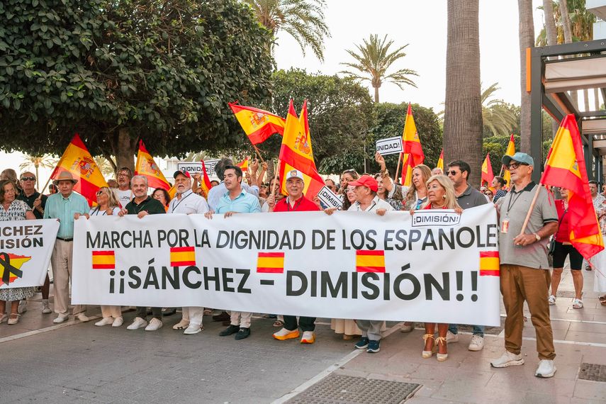 La Marcha de la Dignidad congregó más de tres mil personas con el objeto de pedir la dimisión de Pedro Sánchez. (Cortesía)
