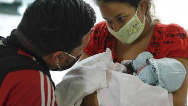 Ada Mendoza muestra su hija a su pareja Leo Camejo por primera vez, horas despu&eacute;s de dar a luz en el Hospital P&uacute;blico de Maternidad y Ni&ntilde;os Hugo Ch&aacute;vez Fr&iacute;as, en el barrio El Valle de Caracas, Venezuela.
