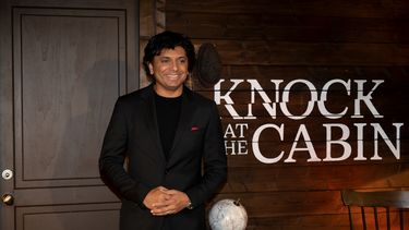 El cineasta estadounidense M. Night Shyamalan posa durante una sesión fotográfica para su película Knock At The Cabin en París, el 23 de enero de 2023.