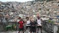 Jóvenes interpretan el estilo de baile callejero conocido como passinho para sus cuentas de redes sociales, en la favela Rocinha de Río de Janeiro, Brasil, el miércoles 17 de abril de 2024.