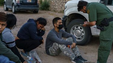 Inmigrantes ilegales detenidos en la frontera sur por agentes de Inmigración.