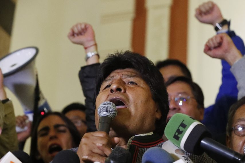 El presidente boliviano Evo Morales habla ante sus simpatizantes en el palacio presidencial el domingo 20 de octubre de 2019.&nbsp;