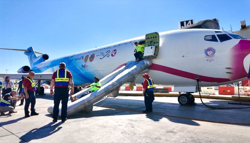Durante el ejercicio, los pasajeros de evacuan el avión por la rampa de emergencia.&nbsp;