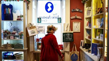 Una actriz de la época de la regencia que trabaja en el Centro Jane Austen se encuentra en la tienda de regalos del centro, en Bath, Somerset, el 14 de febrero de 2025.