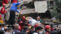 Rescatistas y voluntarios locales llevan a una víctima herida en una camilla desde un edificio derrumbado después de que un poderoso terremoto azotara la costa occidental de Turquía y partes de Grecia, en Izmir, el 30 de octubre de 2020. Rescatistas y voluntarios locales llevan a una víctima herida en una camilla desde un edificio derrumbado después de que un poderoso terremoto azotara la costa occidental de Turquía y partes de Grecia, en Izmir, el 30 de octubre de 2020.