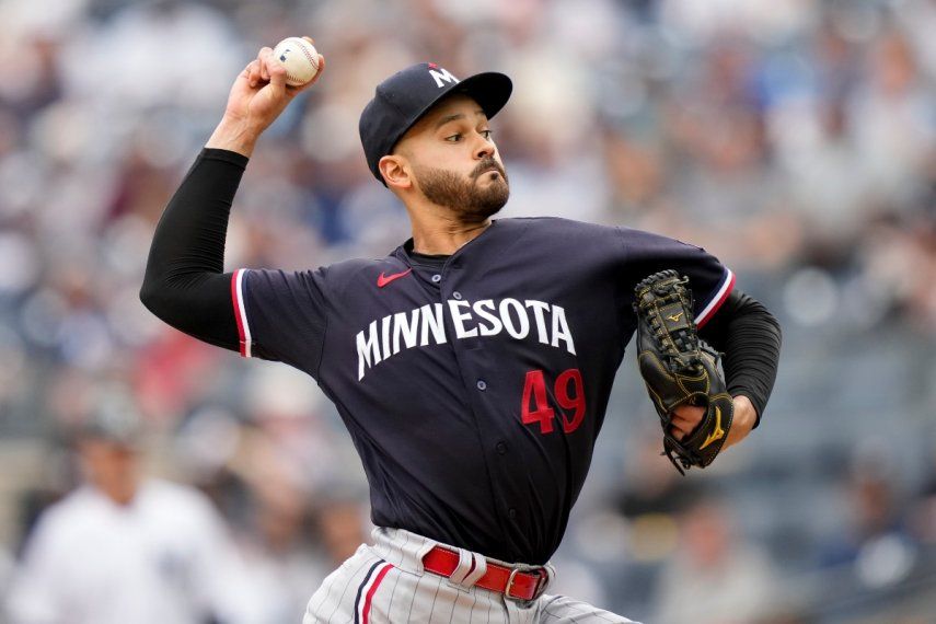 El pitcher Pablo López de los Mellizos de Minnesota lanza contra los Yanquis de Nueva York, el domingo 16 de abril de 2023.