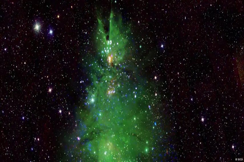 Esta imagen compuesta muestra el grupo de árboles de Navidad. Las luces azules y blancas (que parpadean en la versión animada de esta imagen) son estrellas jóvenes que emiten rayos X detectados por el Observatorio de rayos X Chandra de la NASA.