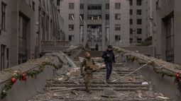 - Agentes de las fuerzas de seguridad ucranianas inspeccionan los daños en un edificio tras un ataque con misiles en Kiev el 20 de diciembre de 2024, en medio de la invasión rusa de Ucrania. - Agentes de las fuerzas de seguridad ucranianas inspeccionan los daños en un edificio tras un ataque con misiles en Kiev el 20 de diciembre de 2024, en medio de la invasión rusa de Ucrania.