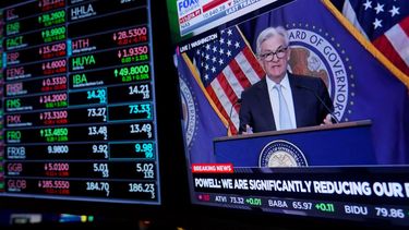 Corredores trabajan en la Bolsa de Valores de Nueva York mientras el presidente de la Reserva Federal, Jerome Powell, habla luego de anunciar un aumento en las tasas de interés, el miércoles 2 de noviembre de 2022.&nbsp;