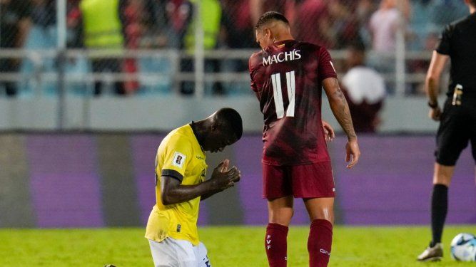 Moisés Caicedo, de la selección de Ecuador, se arrodilla junto a Darwin Machis, de Venezuela, tras un partido de la eliminatoria mundialista, realizado el jueves 16 de noviembre de 2023.