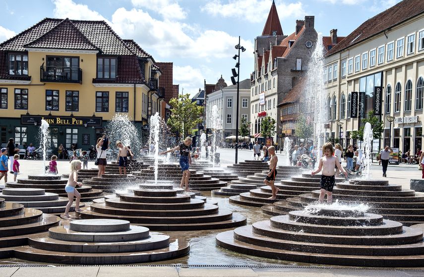 Gente refrescándose en unas fuentes mientras la temperaturas alcanzan los 30 grados Celsius, en Toldobod Plads, en Aalborg, Dinamarca, el miércoles 24 de julio de 2019.&nbsp;&nbsp;