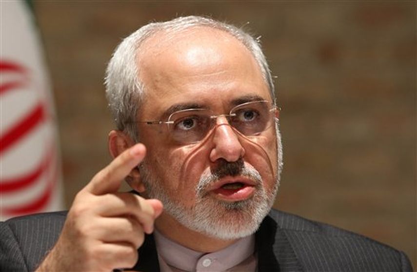El ministro del Exterior iraní, Mohammad Javad Zarif, conversa con la prensa después de las conversaciones nucleares sobre su país que se efectúan a puerta cerrada en Viena  (Foto AP)