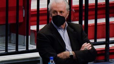 &nbsp;En esta fotografía de archivo del 14 de diciembre de 2020, el presidente del Miami Heat, Pat Riley, observa durante la primera mitad del partido de pretemporada de la NBA