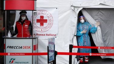 Un paramédico aguarda a realizar pruebas diagnósticas de COVID-19 a pasajeros el viernes 16 de abril de 2021 dentro de una carpa colocada afuera de la estación ferroviaria principal de Milán, Italia.&nbsp; &nbsp;