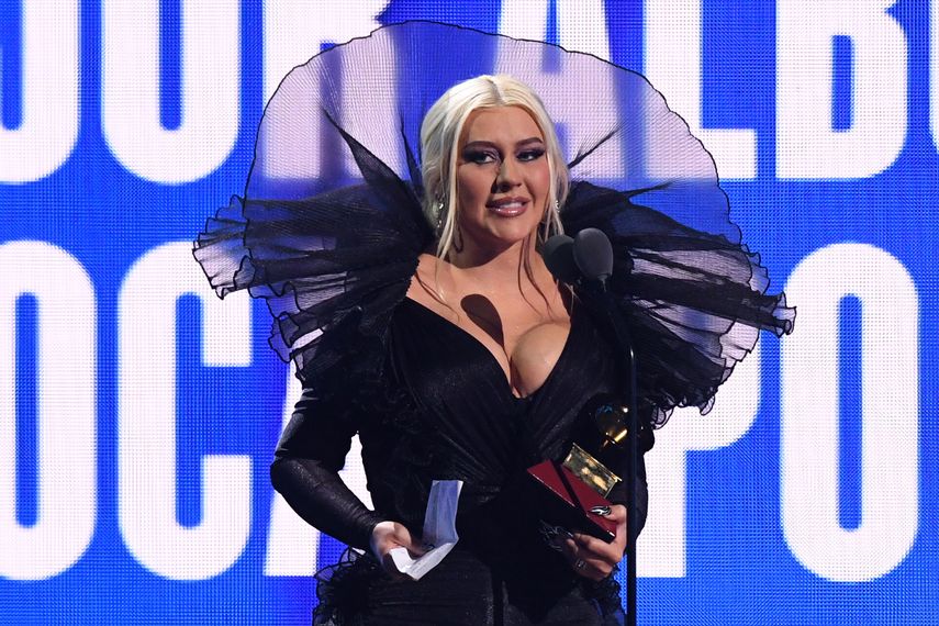 Christina Aguilera acepta el premio al Mejor álbum vocal pop tradicional en el escenario durante la 23 entrega anual de los Latin Grammy en el Michelob Ultra Arena de Mandalay Bay en Las Vegas, Nevada, el 17 de noviembre de 2022.