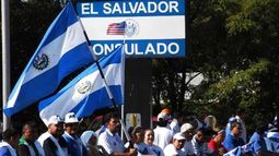 El último dato oficial de salvadoreños residiendo en EEUU asciende a los 2,8 millones, que en 2016 enviaron 4.576 millones de dólares en remesas, la cifra más alta en la historia del país centroamericano.