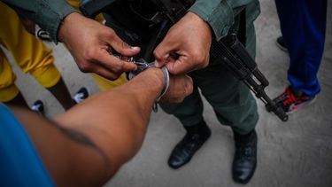 Entre los casos denunciados al tribunal de La Haya (Holanda) está el de los 14 agentes de la Policía de Chacao detenidos a mediados del año pasado, bajo la acusación de ser los autores del asesinato de exjefe de prensa de la Asamblea Nacional, el periodista oficialista Ricardo Durán.&nbsp;