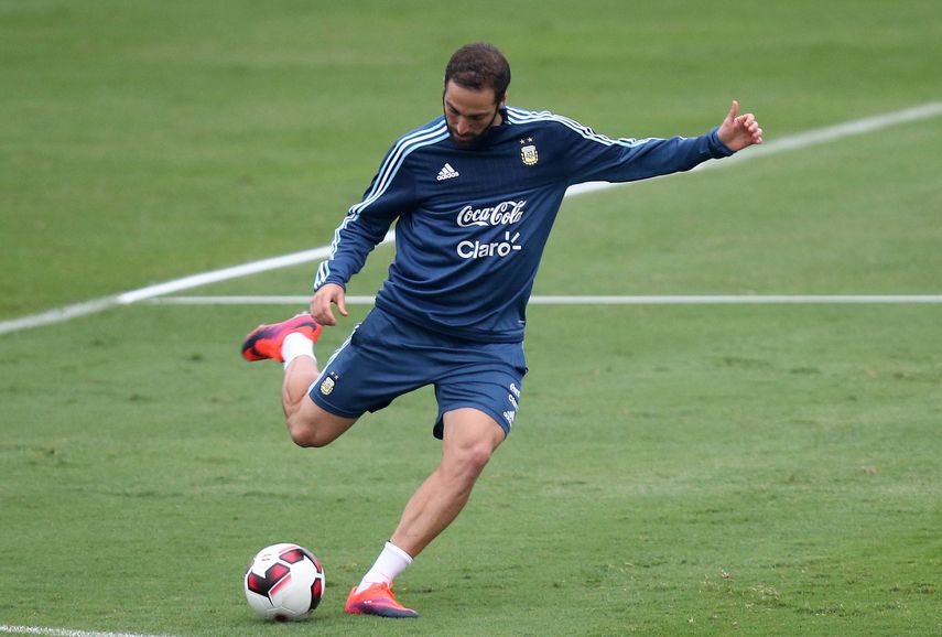 En Londres, Higuaín volverá a trabajar con el técnico Maurizio Sarri, con el que tiene un vínculo emotivo particular desde que coincidieran en el Nápoles.