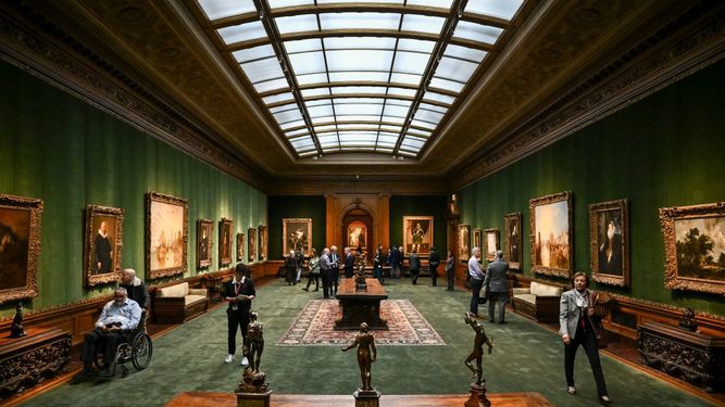 Personas admiran obras de arte en la Galería Oeste durante la presentación de prensa de la Frick Collection el 25 de marzo de 2025 en la ciudad de Nueva York.